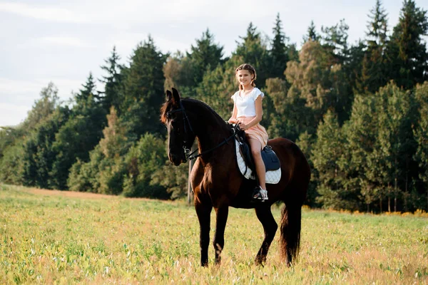 Foto Chica Bonita Joven Cabalgando Caballo —  Fotos de Stock