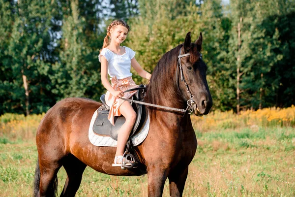 若いですかわいい女の子乗馬馬の写真 — ストック写真