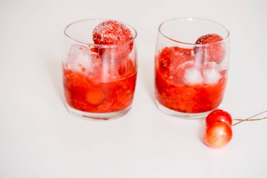 Red berry Limonata limon dilimleri, bal ve buz bir ahşap zemin üzerine cam kavanoza.