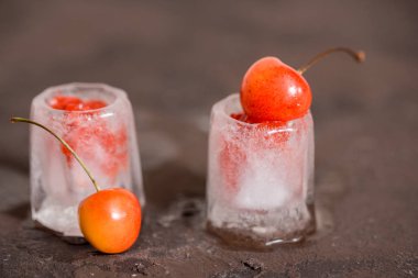 Taze kiraz kokteyl. Taze yaz kokteyl kiraz ve buz küpleri ile. Bardak vişne soda içecek karanlık taş zemin üzerine
