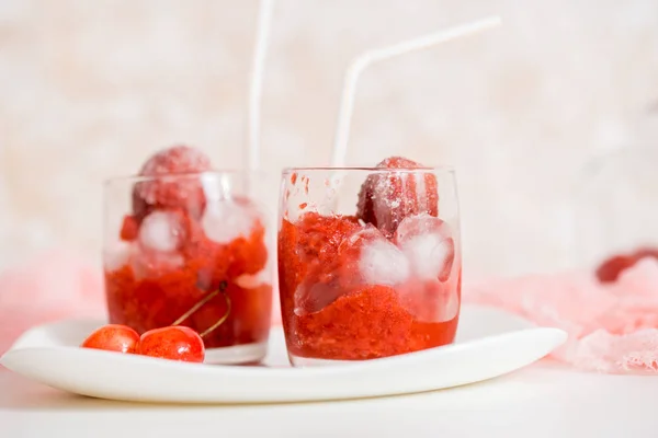 Ein Glas Erdbeer Kirsch Smoothie Auf Hölzernem Hintergrund — Stockfoto