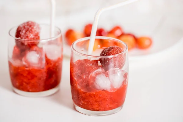 Ein Glas Erdbeer Kirsch Smoothie Auf Hölzernem Hintergrund — Stockfoto