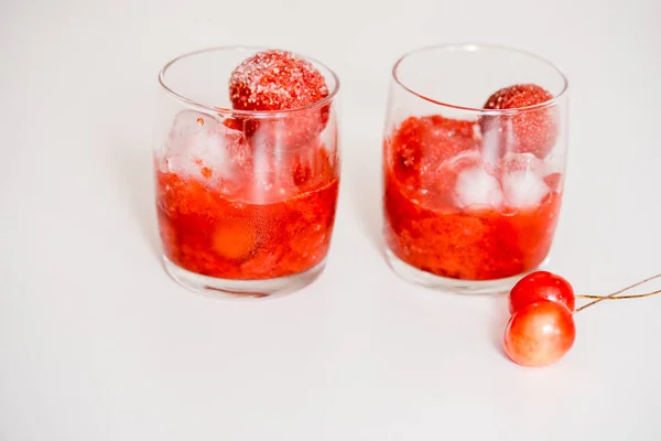 Limonata Bacche Rosse Vaso Vetro Fondo Legno Con Fette Limone — Foto Stock