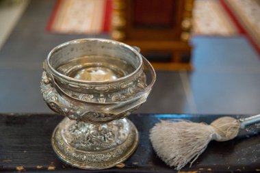 Gotik architecturechurch boş sıraları ile iç görünümü. Mumlar ve avize, Kutsal bakire simgesi üzerinde birçok ışık