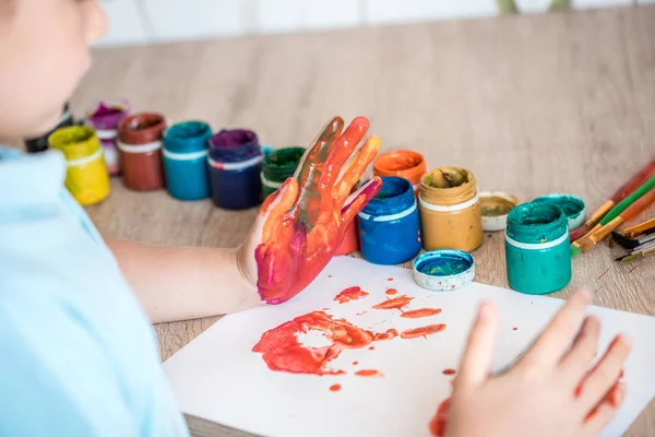 Mała Dziewczynka Chłopiec Ręce Malowane Kolorowe Farby — Zdjęcie stockowe