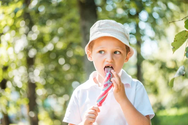 Menino Pequeno Com Olhos Azuis Encantadores Está Segurando Sorvete Fazendo — Fotografia de Stock