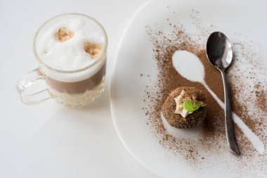 Tarçın ile bir pasta. Şeffaf bir fincan kapuçino