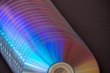 karanlık bir arka plan SD ve dvd diskler. büyük yığın