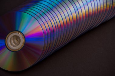 karanlık bir arka plan SD ve dvd diskler. büyük yığın