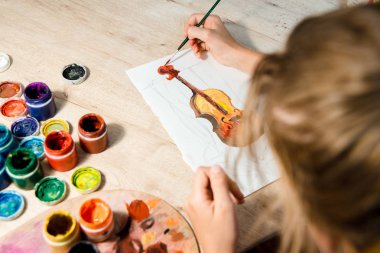 Üstten Görünüm çizim çocuk. Sanat işyeri yaratıcı aksesuarlar ile. Resim için düz yatıyordu sanat araçları