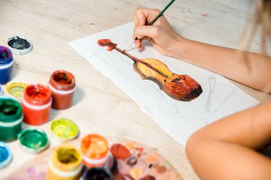 Üstten Görünüm çizim çocuk. Sanat işyeri yaratıcı aksesuarlar ile. Resim için düz yatıyordu sanat araçları