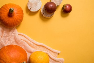 Renkli sonbahar desen pumpkins, sonbahar yaprakları ve elma yaptı. Örme turuncu sarı eşarp. Düz yatıyordu. Sonbahar kavramı. Kopya spase