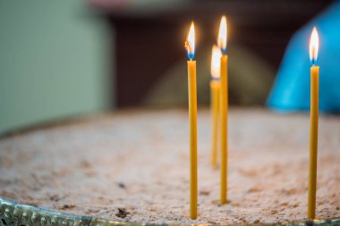 Gotik architecturechurch boş sıraları ile iç görünümü. Mumlar ve avize, Kutsal bakire simgesi üzerinde birçok ışık