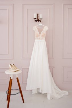 Seçim kadının dolap rafları asılı muhteşem moda elbiseler rendeleyin. Parlak kıyafetleri büyük çeşitli