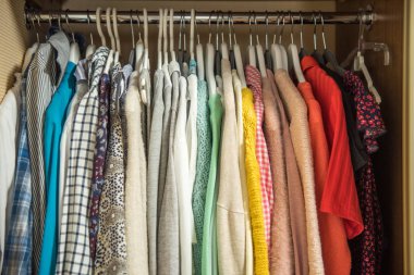 Farklı elbise askıları kapatın. Çok renkli elbise ve kazak.