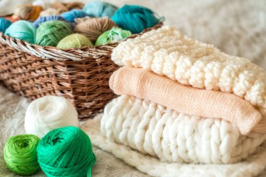 Evde, çok renkli topları iplik sepet örgü, örgü kız. ve örme beyaz kaşkollu.