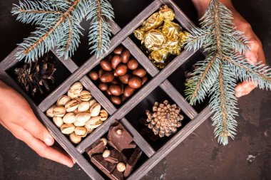 Fındık, mandalina ve hediyeler dekoratif ahşap kutu.