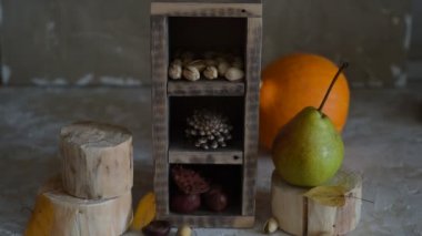 Kabak, Squash. Mutlu Şükran günü ahşap masa artalanını kabak ile dekore edilmiş, Mısır tarak, mumlar ve sonbahar yaprakları garland. Tatil sonbahar festivalde sahne, sonbahar, hasat. Dolu Hd 1080p video