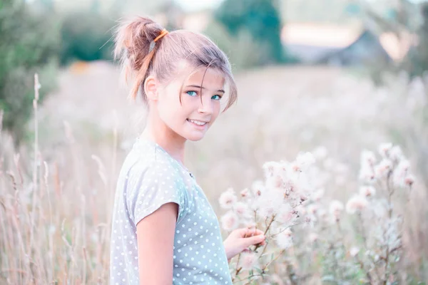 Autumn Soon Summer Beautiful Young Woman Lying Field Green Grass — Stock Photo, Image