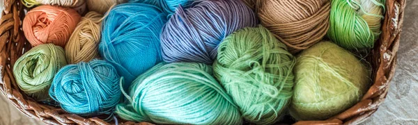 Uzun banner. Şirin bir bebek bir sepet örgü konuları düğüm ile yatıyor. Çok renkli konu Hendmeid. Çocuk eller