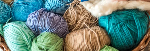 Uzun banner. Şirin bir bebek bir sepet örgü konuları düğüm ile yatıyor. Çok renkli konu Hendmeid. Çocuk eller