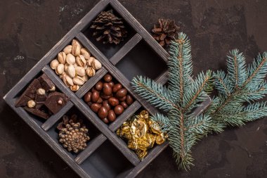 Güneş enerjisiyle çalışan sokak lambaları. Köprüdeki yolda ışıklandırma için elektrik direğinin güneş panelleri. Güneş enerjisi kullanımı.