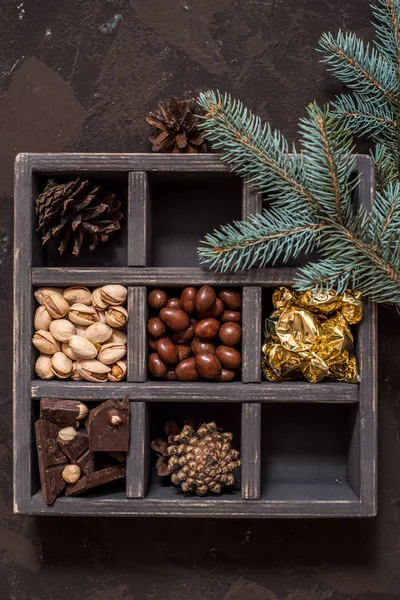 Güneş enerjisiyle çalışan sokak lambaları. Köprüdeki yolda ışıklandırma için elektrik direğinin güneş panelleri. Güneş enerjisi kullanımı.