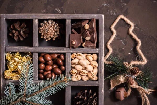 Güneş enerjisiyle çalışan sokak lambaları. Köprüdeki yolda ışıklandırma için elektrik direğinin güneş panelleri. Güneş enerjisi kullanımı.