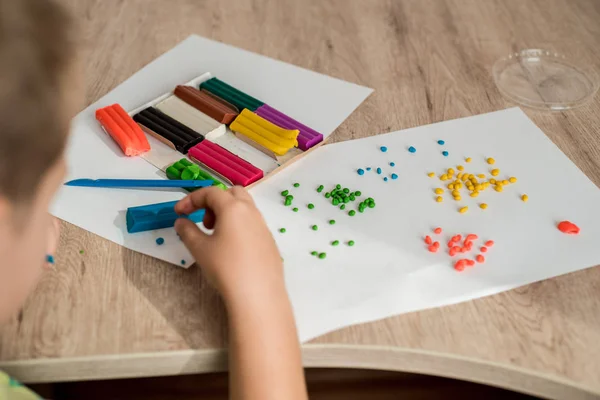 Niño Juega Con Plastilina Manualidades Coloridas Concepto Una Infancia Feliz —  Fotos de Stock