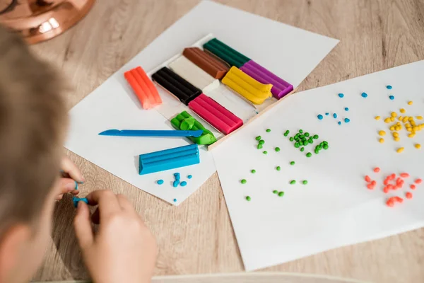 Niño Juega Con Plastilina Manualidades Coloridas Concepto Una Infancia Feliz —  Fotos de Stock