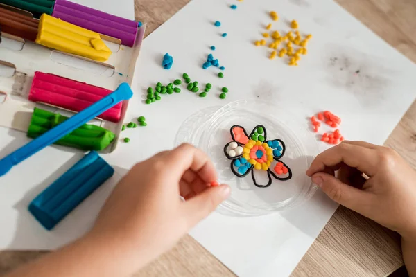 子供遊び 粘土で手作りの色とりどりの花 幸せな子供時代の概念 — ストック写真