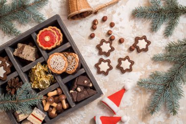 Noel candy yazıcılar kutusunda çeşitli. Sweets, ace, kırmızı sır, yılbaşı koniler, pasta ve ladin dalları ile bisküvi çikolata. Mutlu bir Noel kavramı