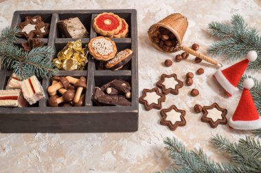 Noel candy yazıcılar kutusunda çeşitli. Sweets, ace, kırmızı sır, yılbaşı koniler, pasta ve ladin dalları ile bisküvi çikolata. Mutlu bir Noel kavramı