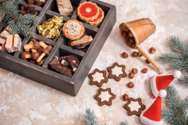 Noel candy yazıcılar kutusunda çeşitli. Sweets, ace, kırmızı sır, yılbaşı koniler, pasta ve ladin dalları ile bisküvi çikolata. Mutlu bir Noel kavramı