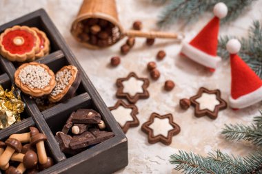 Noel candy yazıcılar kutusunda çeşitli. Sweets, ace, kırmızı sır, yılbaşı koniler, pasta ve ladin dalları ile bisküvi çikolata. Mutlu bir Noel kavramı