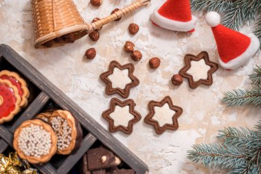 Noel kutu şeker, çerezler, fındık, Çikolata buzlanma ile tatlılar köknar ağaçlarının yıldız, Noel şube düşündüm.