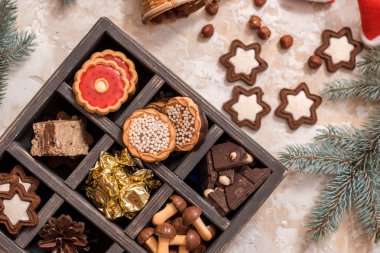 Noel kutu şeker, çerezler, fındık, Çikolata buzlanma ile tatlılar köknar ağaçlarının yıldız, Noel şube düşündüm.
