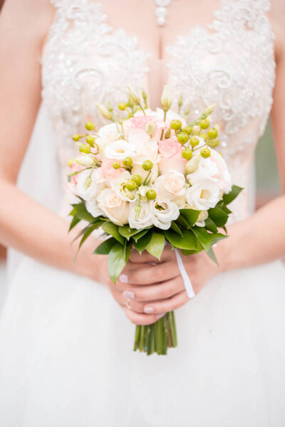 wedding bouquet in bride's hands, david austin.
