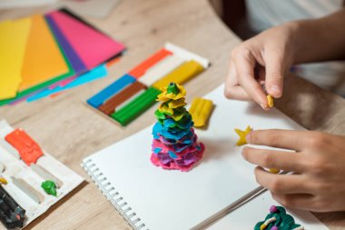 Çocuk el ve el yapımı makaleleri hamuru. Noel çok renkli Noel ağacı. Mutlu bir çocukluk ve bir tatil kavramı