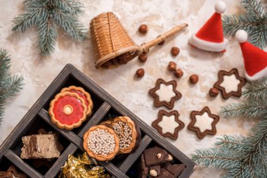 ahşap kutu Noel semboller, üstten görünüm ile kırmızı sır, fındık, lolipop ve yıldız ile Çikolatalı bisküvi. Ladin şube