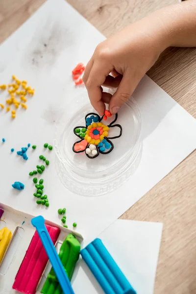 子供遊び 粘土で手作りの色とりどりの花 幸せな子供時代の概念 — ストック写真