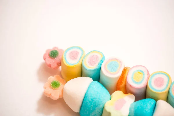 Mehrfarbiges Marshmallow Auf Stock Auf Weißem Hintergrund Kopierraum — Stockfoto