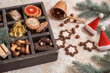 Noel ya da yeni yıl hediyeleri beyaz kutuda. Geleneksel Avusturya Noel kurabiyeleri - kırmızı ahududu reçeli ile dolu Linzer bisküvileri. Şenlikli dekorasyon.
