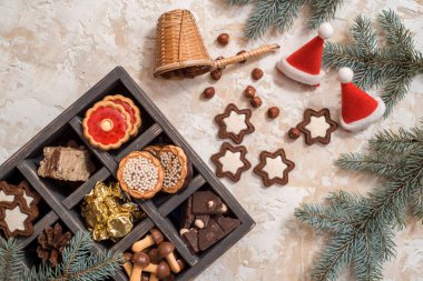 Noel ya da yeni yıl hediyeleri beyaz kutuda. Geleneksel Avusturya Noel kurabiyeleri - kırmızı ahududu reçeli ile dolu Linzer bisküvileri. Şenlikli dekorasyon.