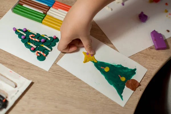 圣诞儿童橡皮泥的手艺 一棵带球和玩具的绿色圣诞树 新年假期的概念与礼物 — 图库照片