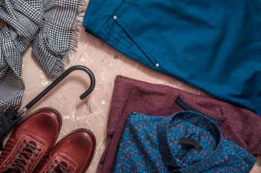 Erkek Giyim ve aksesuarları mavi ahşap masa üzerinde kümesi. işadamı, klasik moda kavramı