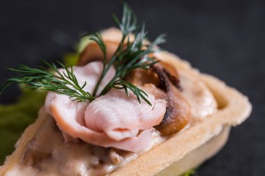 Sosis sandviç, peynir ve zeytin kürdan arka plan koyu tablo üzerinde