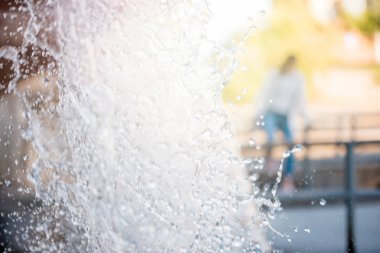 Güzel dağ rainforest şelale hızlı akan su ve kayalar, uzun pozlama ile. Güneş ile açık arka plan