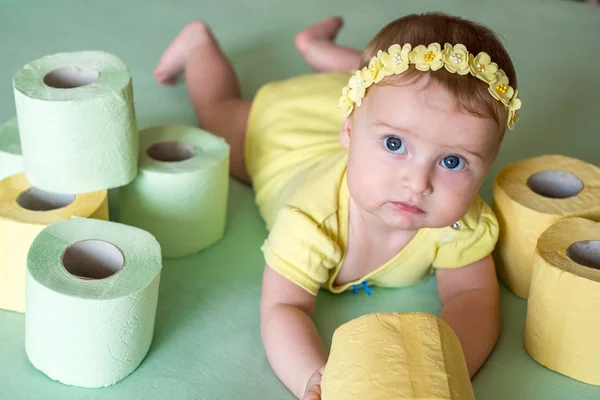 Ένα Όμορφο Χαριτωμένο Κοριτσάκι Παίζει Κίτρινο Και Πράσινο Χαρτί Τουαλέτας — Φωτογραφία Αρχείου