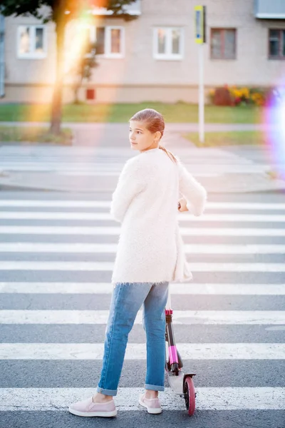 Adolescente Mostrando Polegares Para Cima Travessia Pedestres — Fotografia de Stock